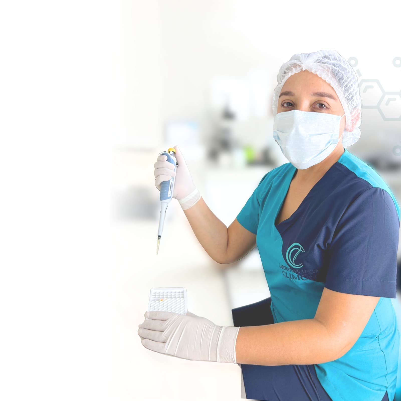 Profesional de CLIMON trabajando con una micropipeta en el laboratorio.