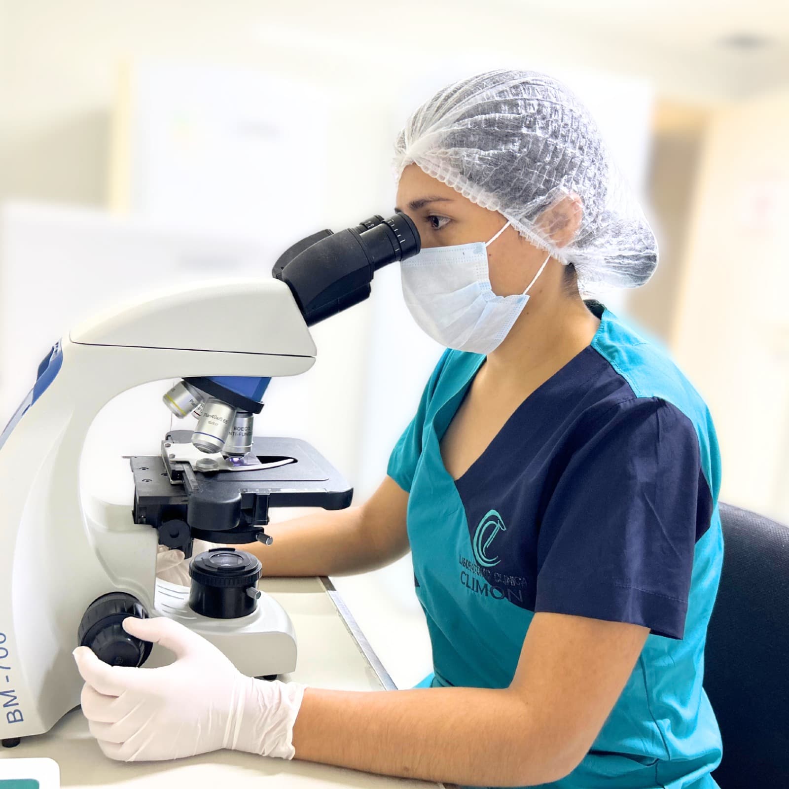 Profesional de CLIMON realizando una observación con el microscopio.
